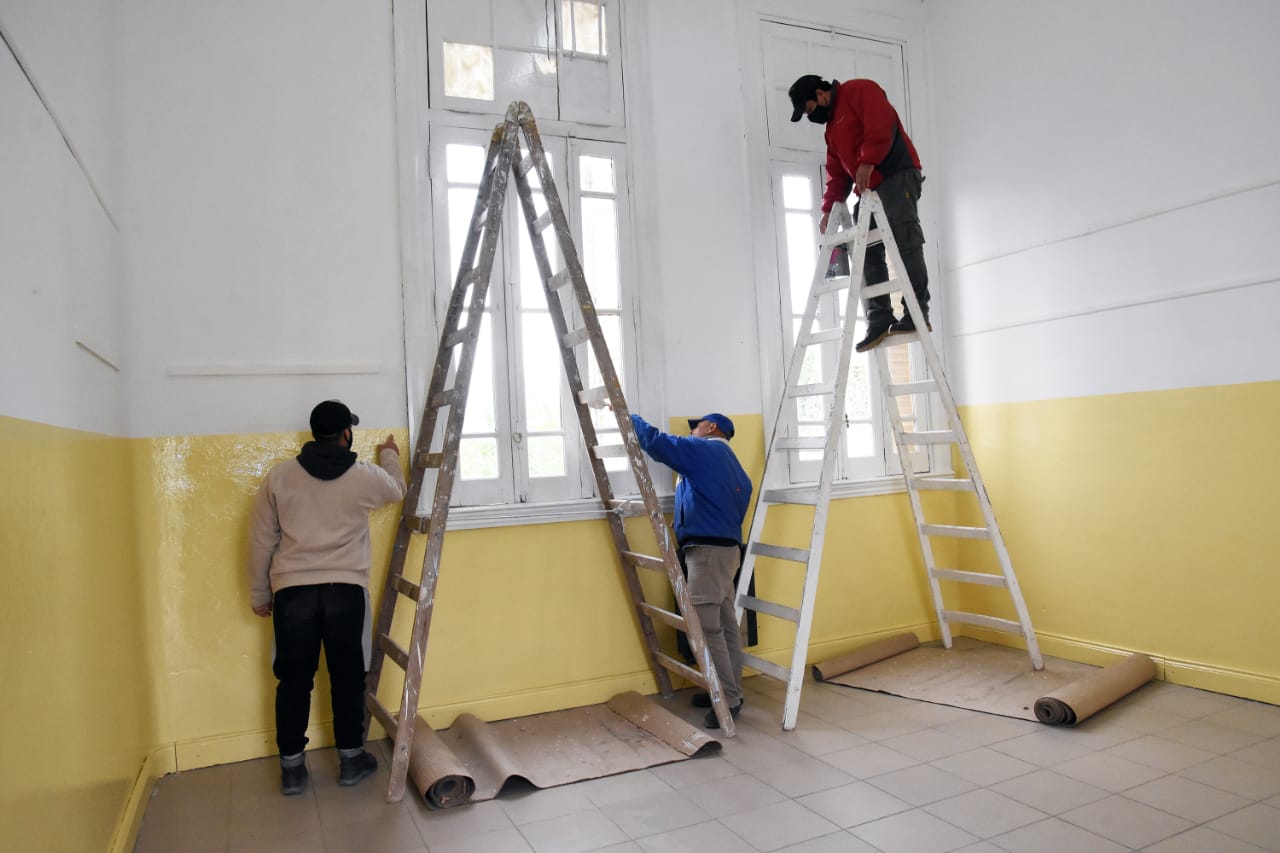 Se realizan trabajos de pintura en las aulas de la Escuela Secundaria N°4