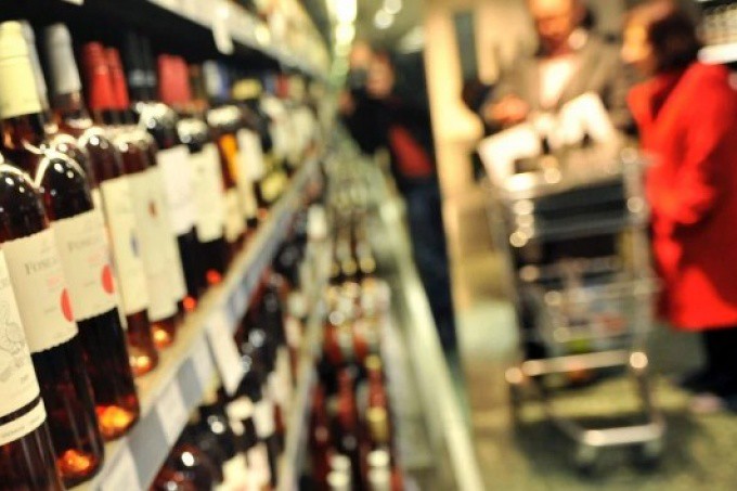 La venta de bebidas alcohólicas sólo se permite hasta las 21 horas