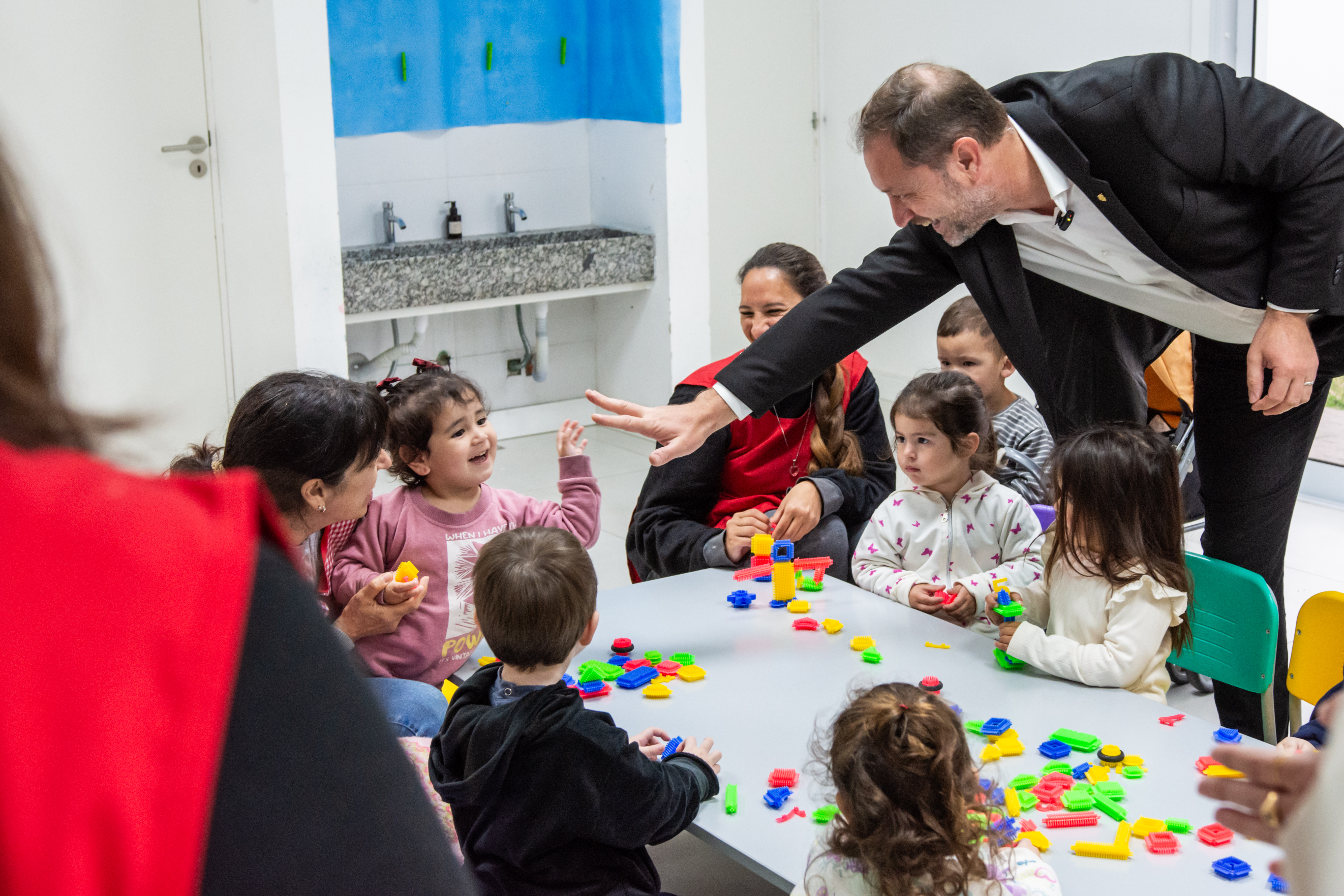 Serenal y funcionarios visitaron los centros educativos municipales