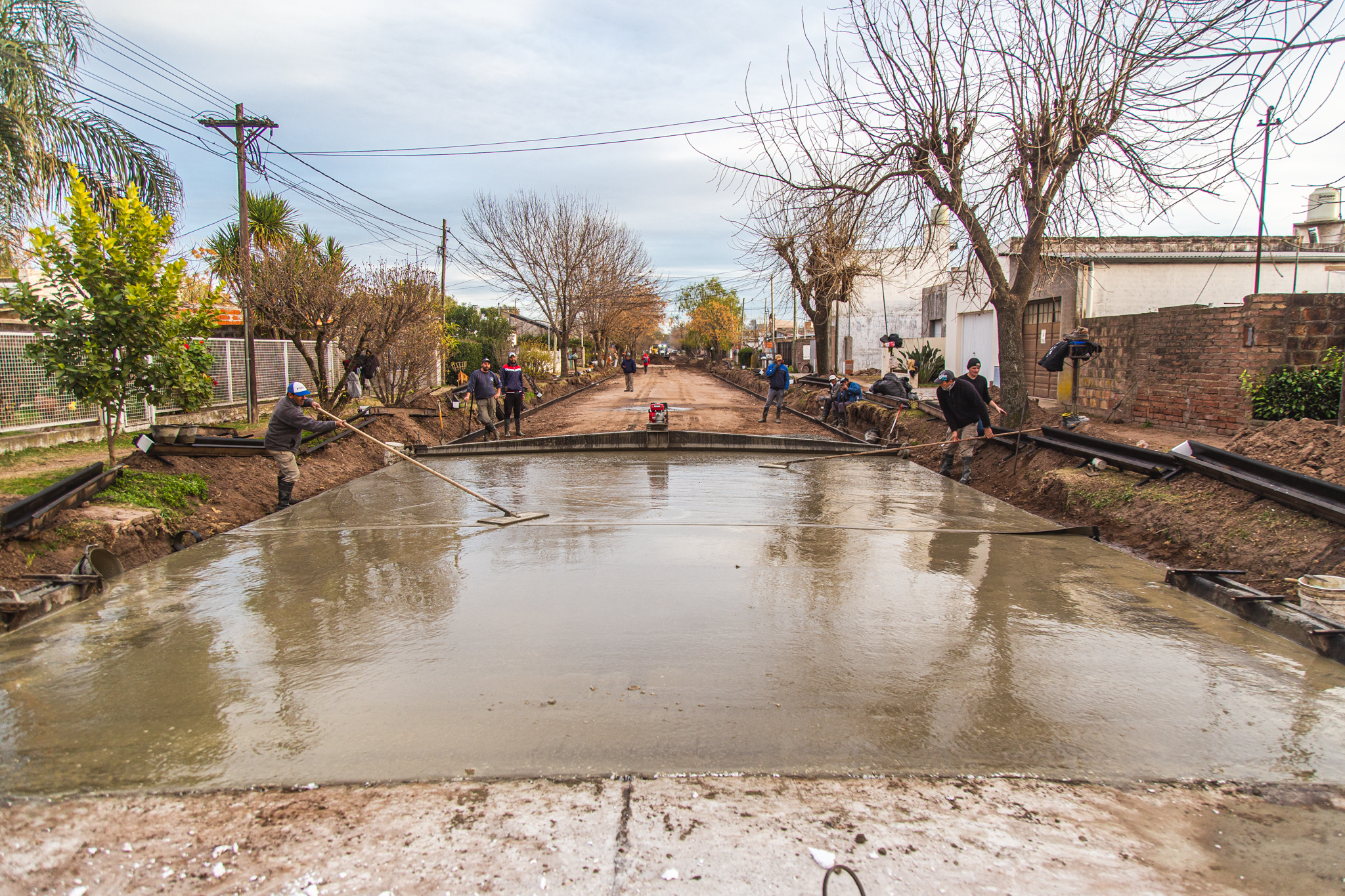 Avanzan las obras de pavimentación y finalización de la nueva delegación municipal