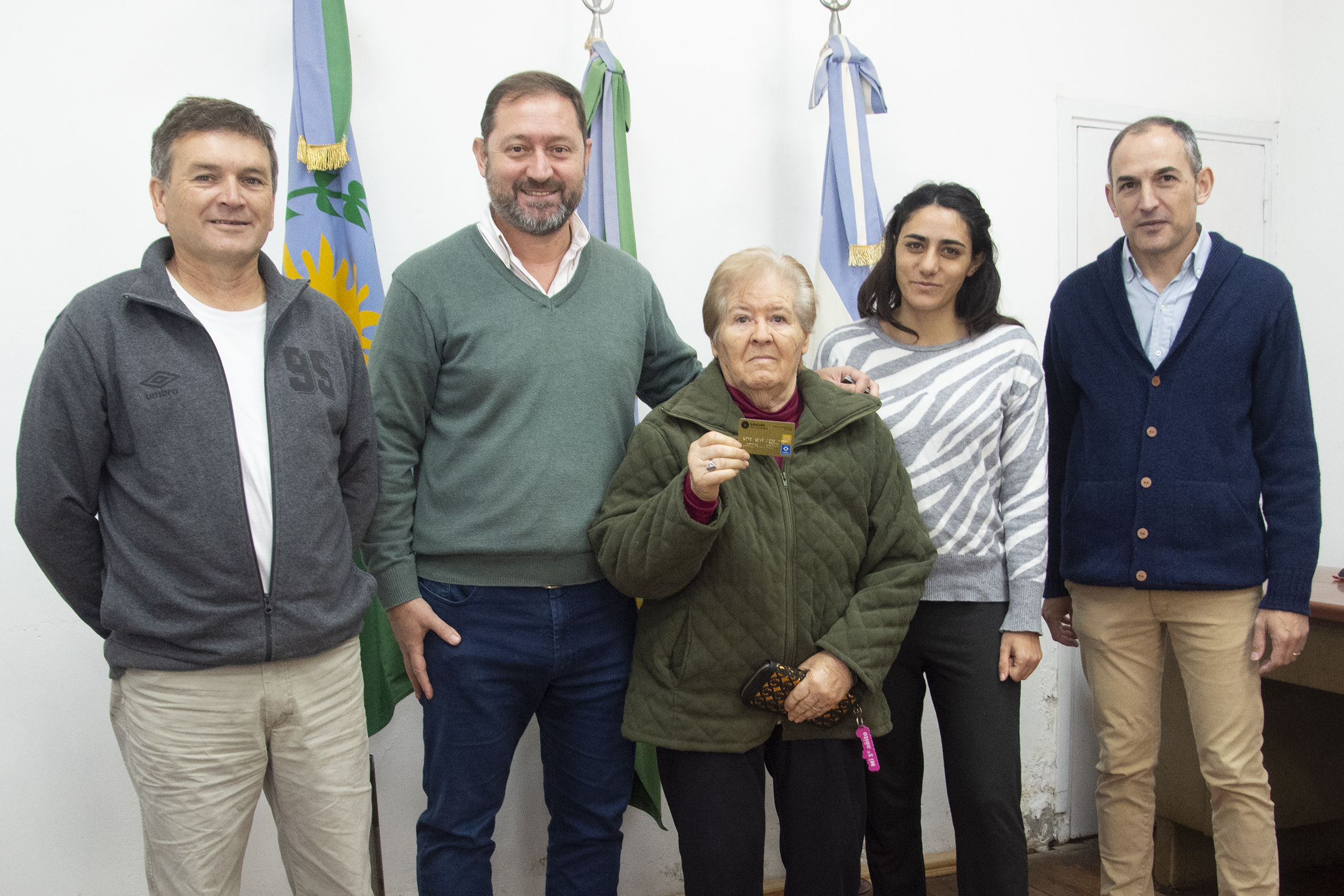 Continúa la entrega de Tarjeta Comprá Local a jubilados municipales