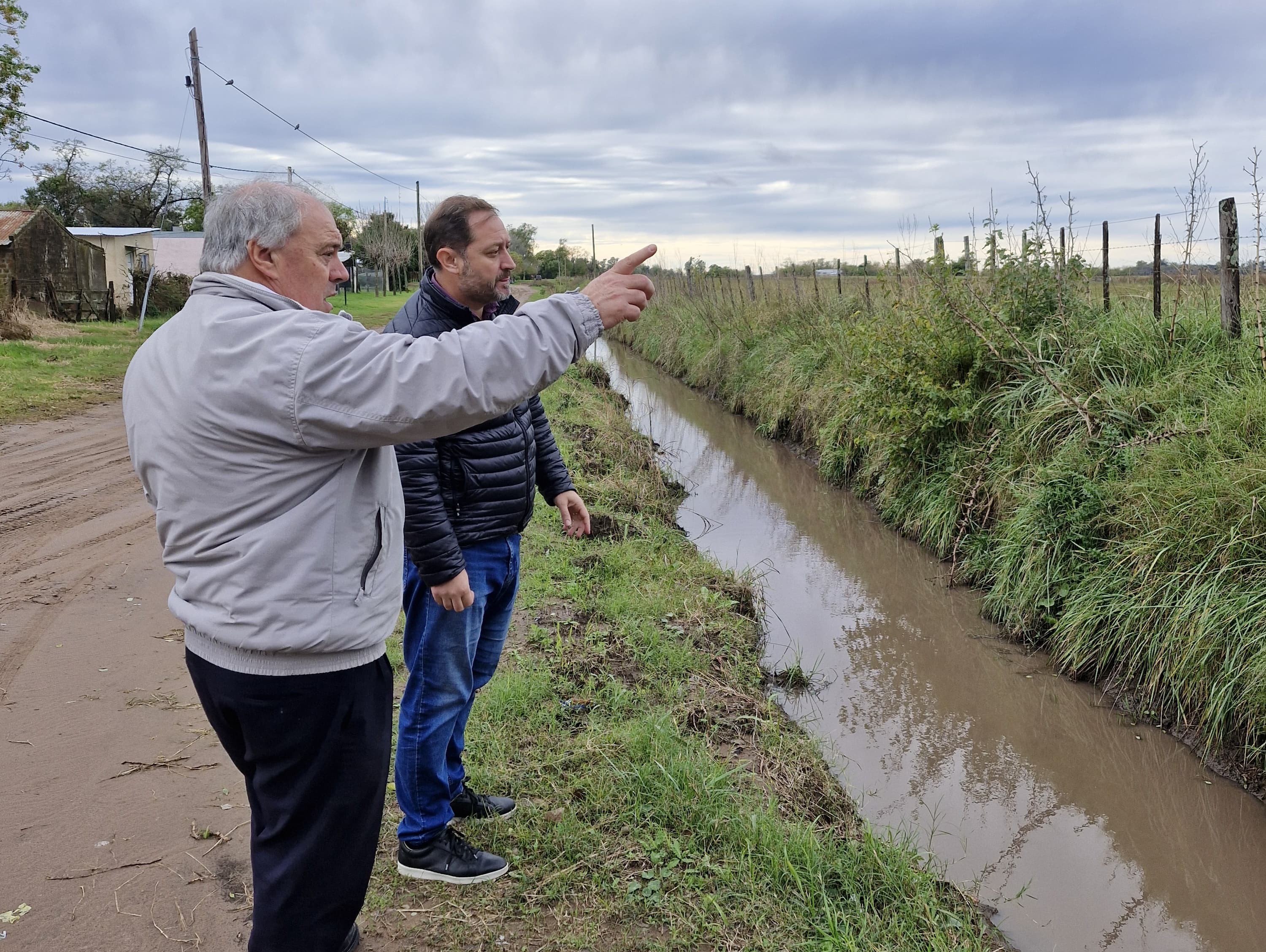 Serenal recorrió los trabajos de limpieza de canales y las obras en la Escuela Primaria N°24