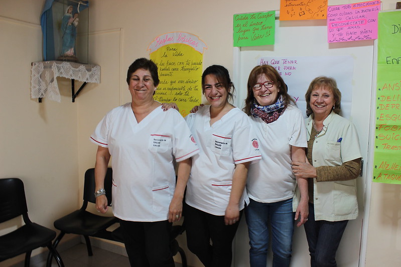 Continúa la entrega de uniformes a personal de Salud