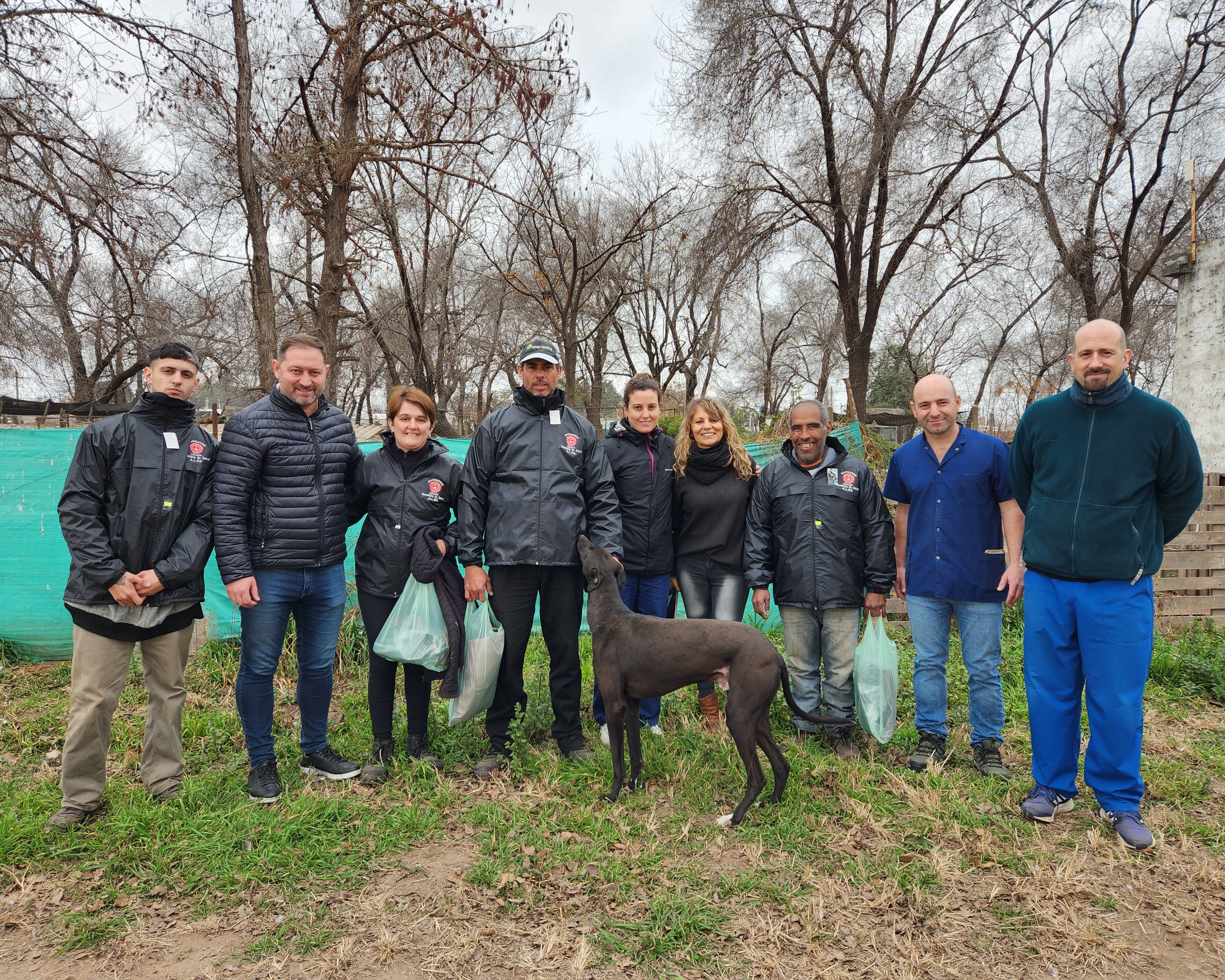 El personal municipal del refugio ALPA recibió nueva indumentaria de trabajo