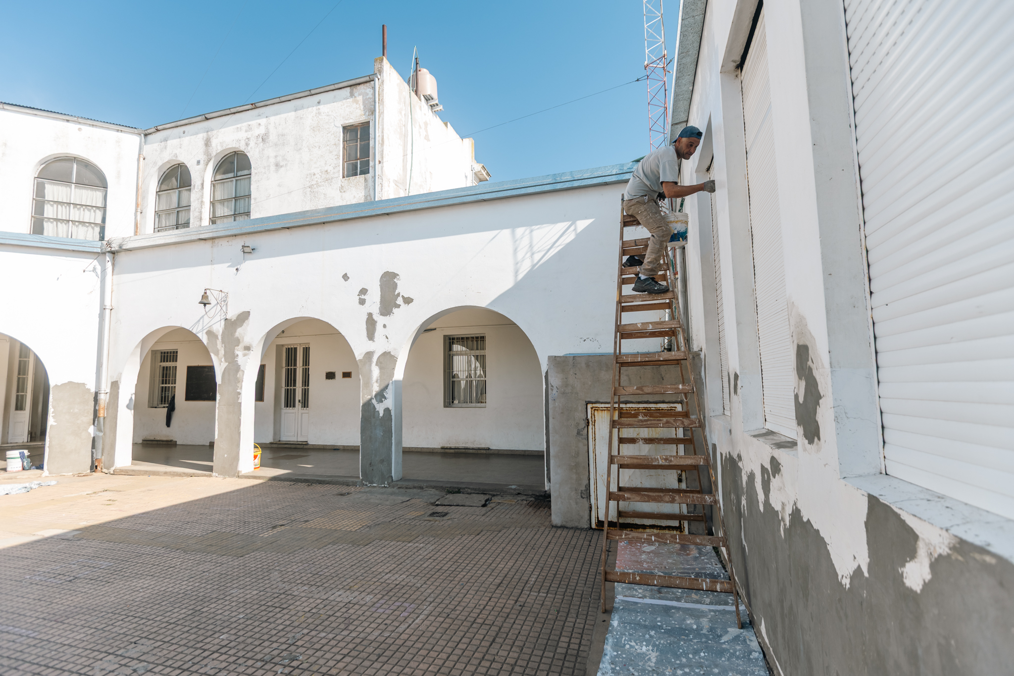 Se realizan trabajos de pintura en la Escuela Primaria N°3