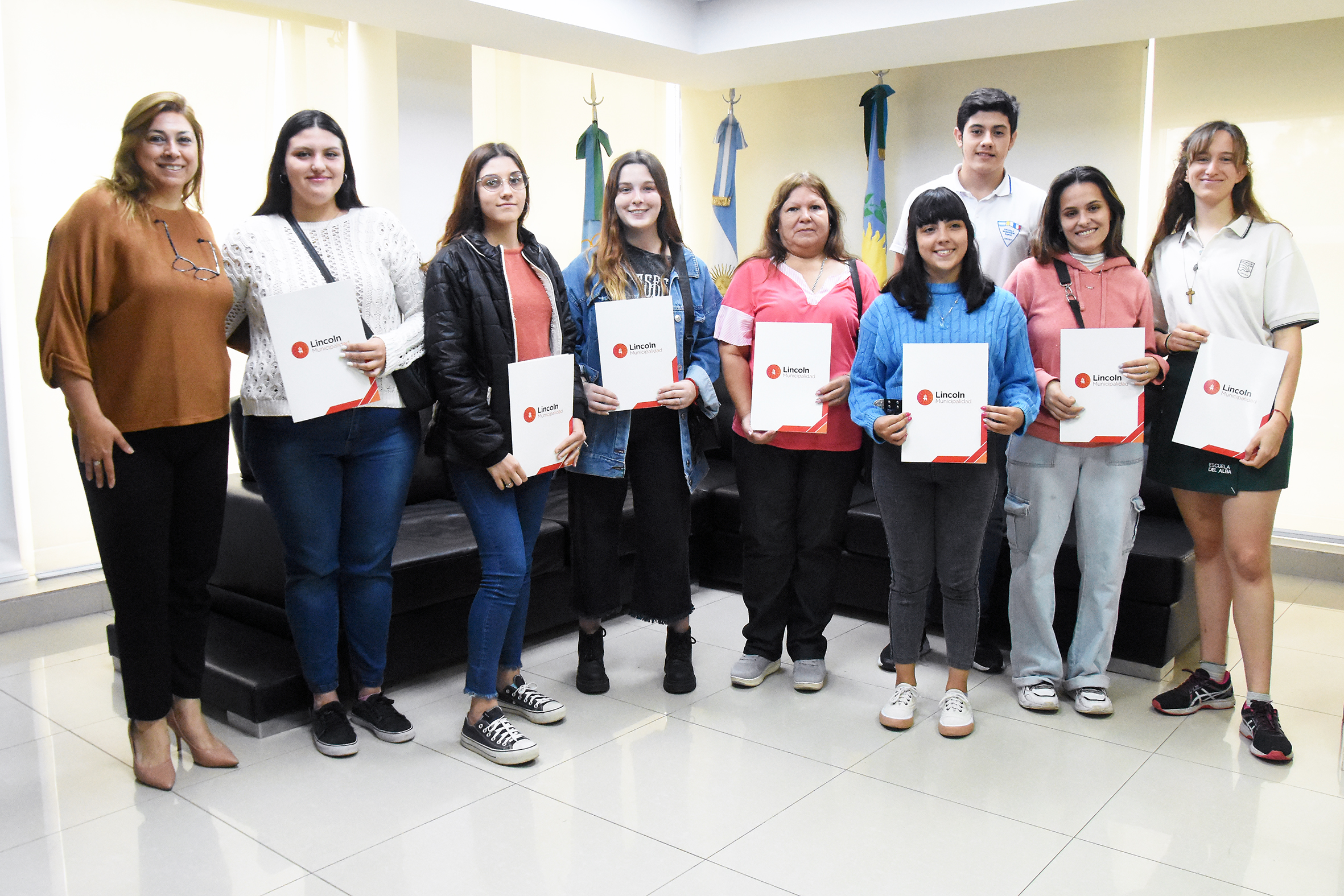 Estudiantes de Nivel Secundario recibieron una beca al “mérito académico”