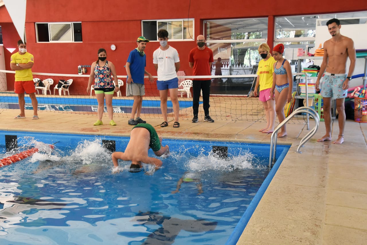 Chicos y chicas de las bibliotecas barriales también disfrutan las vacaciones con actividades acuáticas