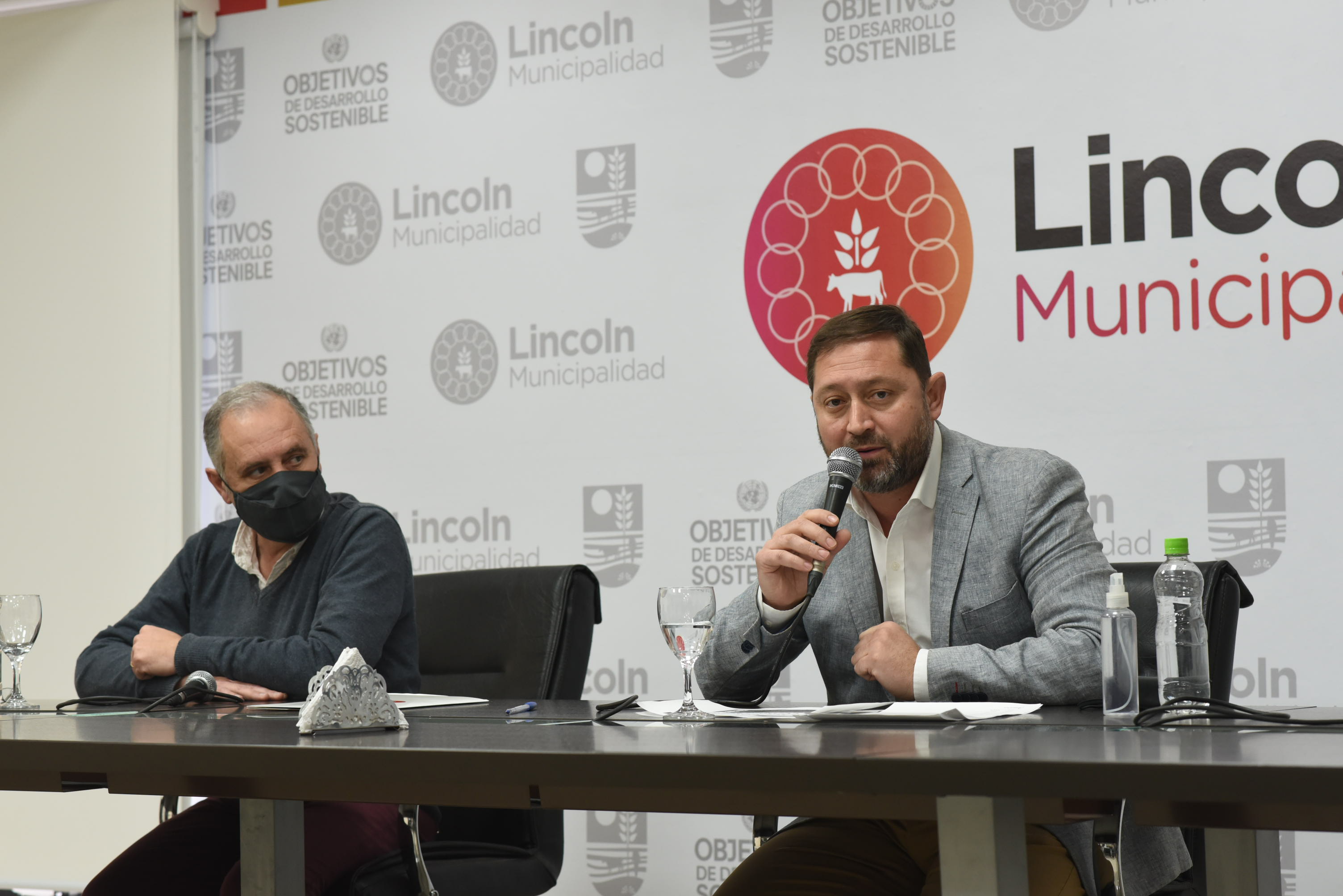 El Ejecutivo anunció una suba salarial del 63% anual para los empleados municipales