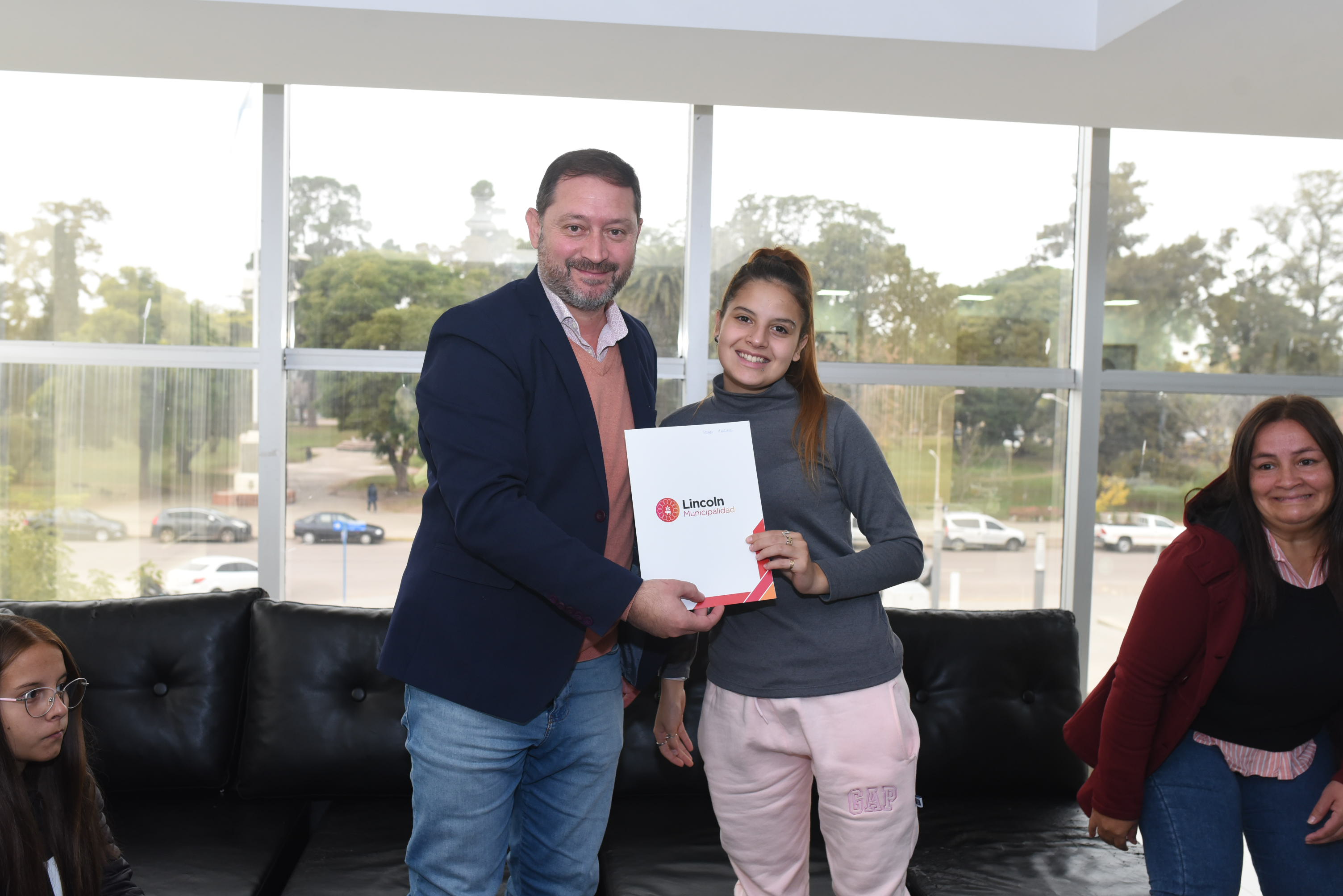 Estudiantes de Nivel Secundario fueron distinguidos por su mérito académico