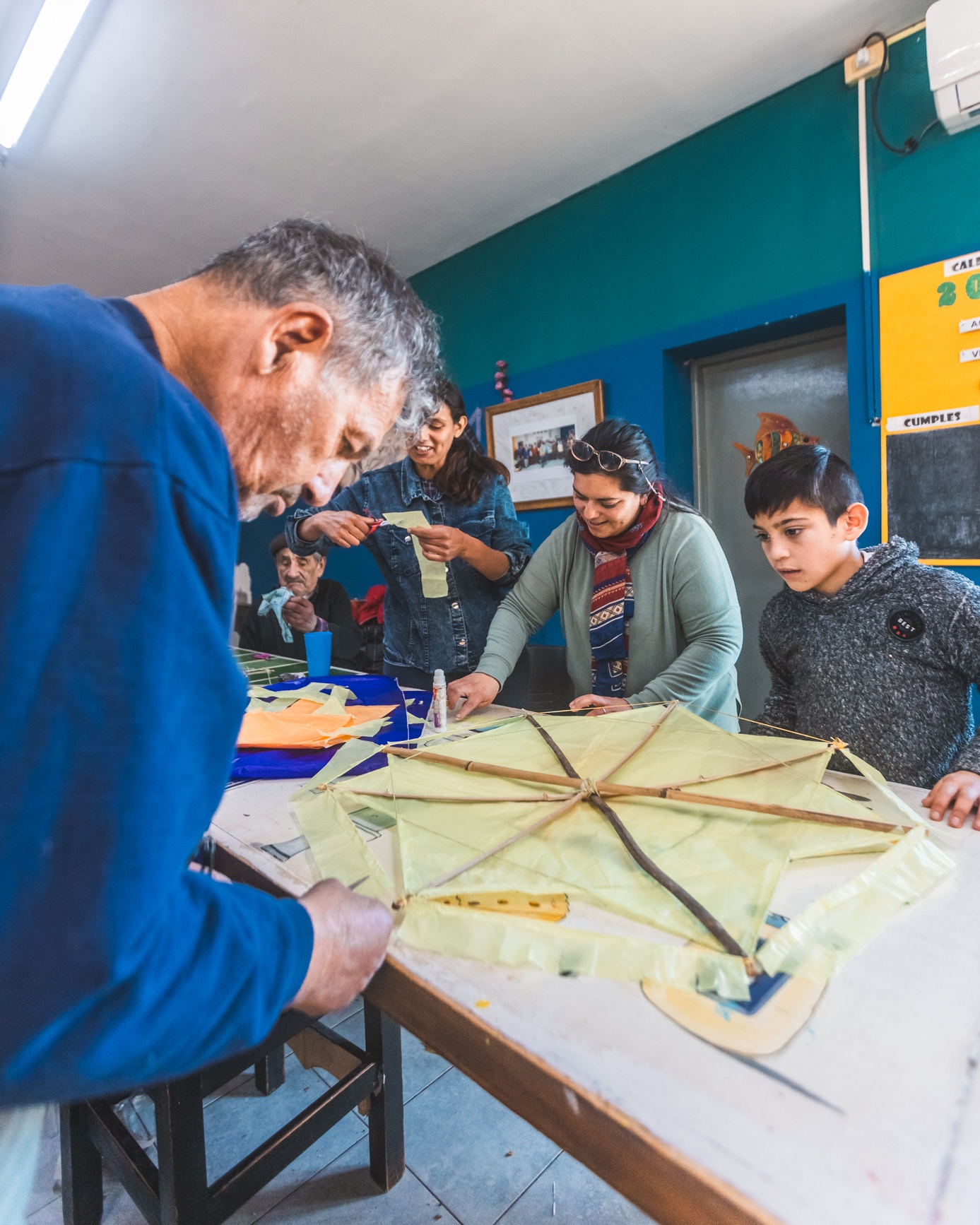 Construir barriletes, una actividad que une a niños y adultos mayores
