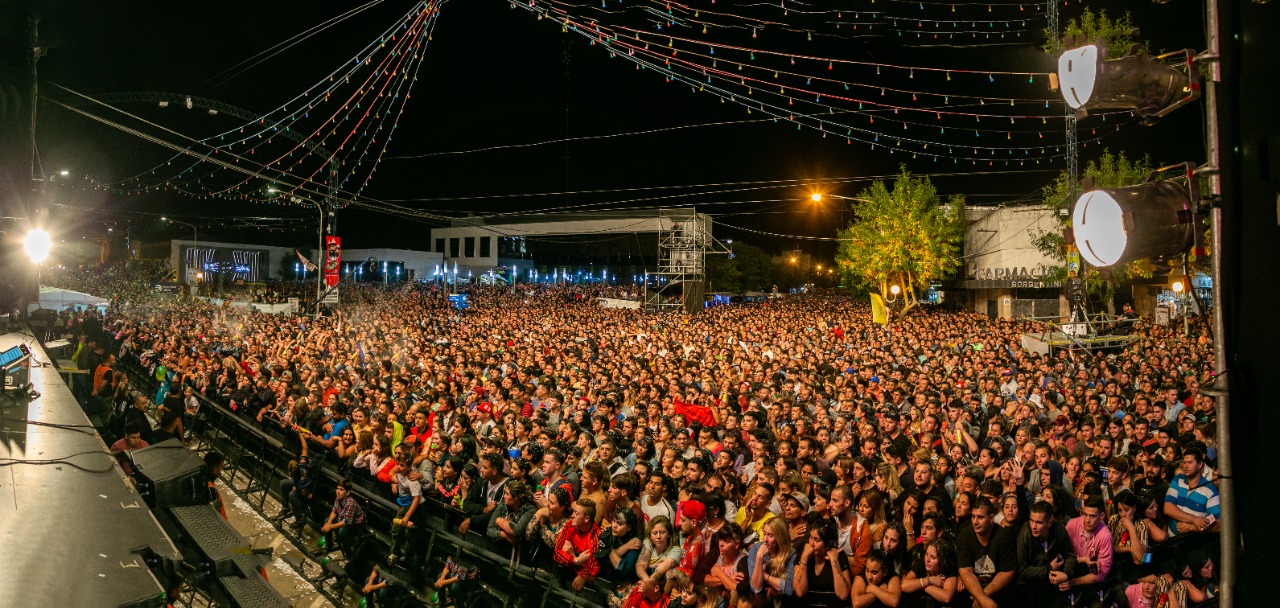 El Carnavalincoln se despidió con una noche mágica y un show estelar de Ulises Bueno