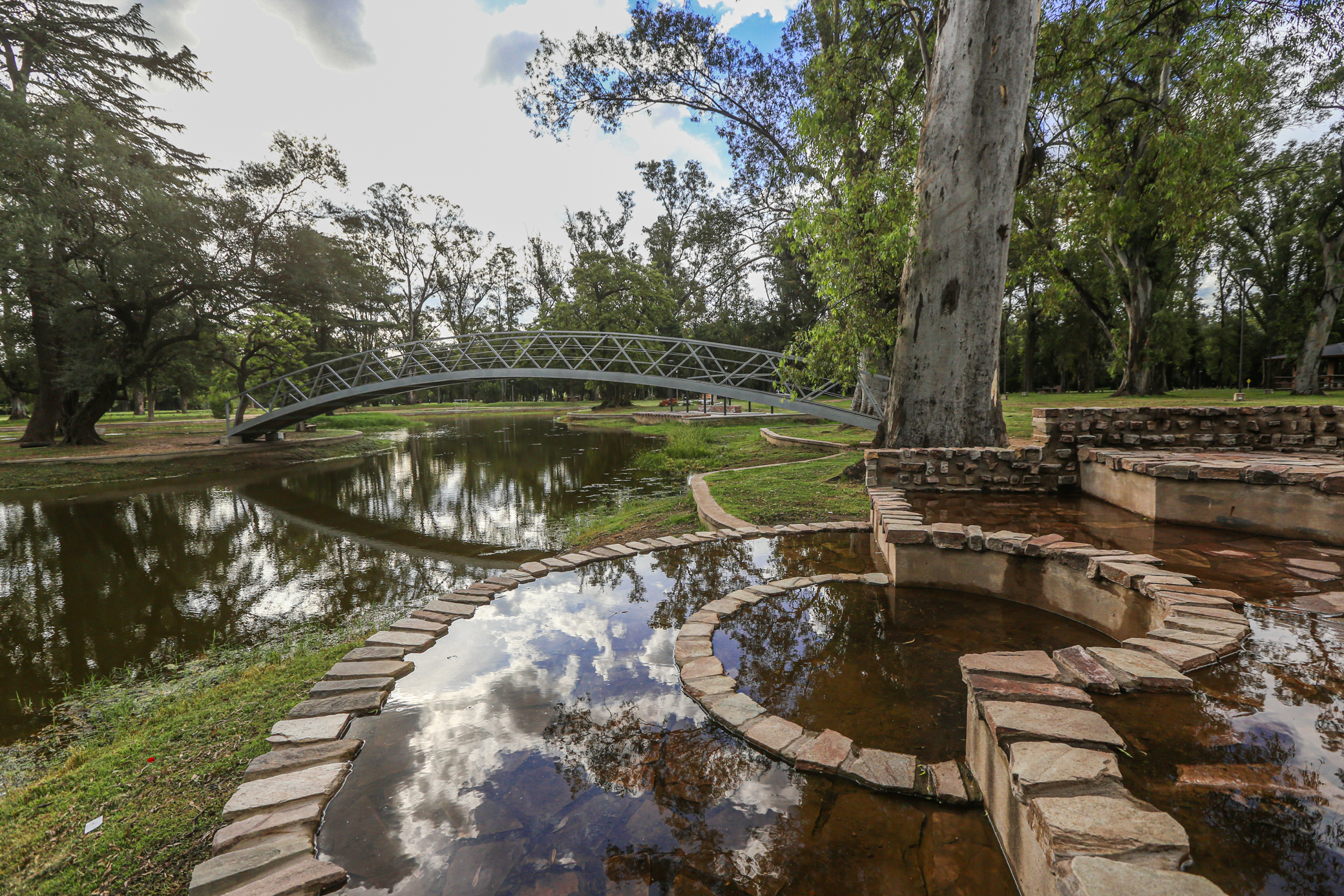 El lago del parque en su recta final
