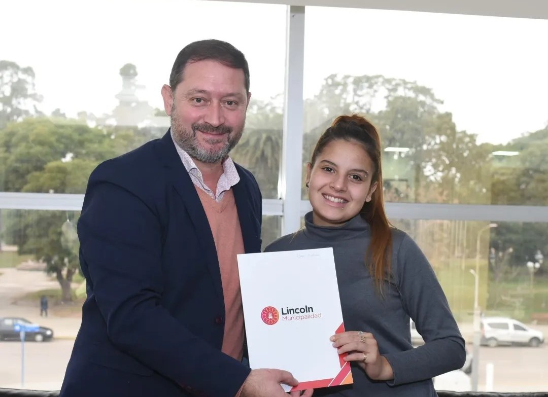 Estudiantes de todo el distrito ya perciben su beca municipal