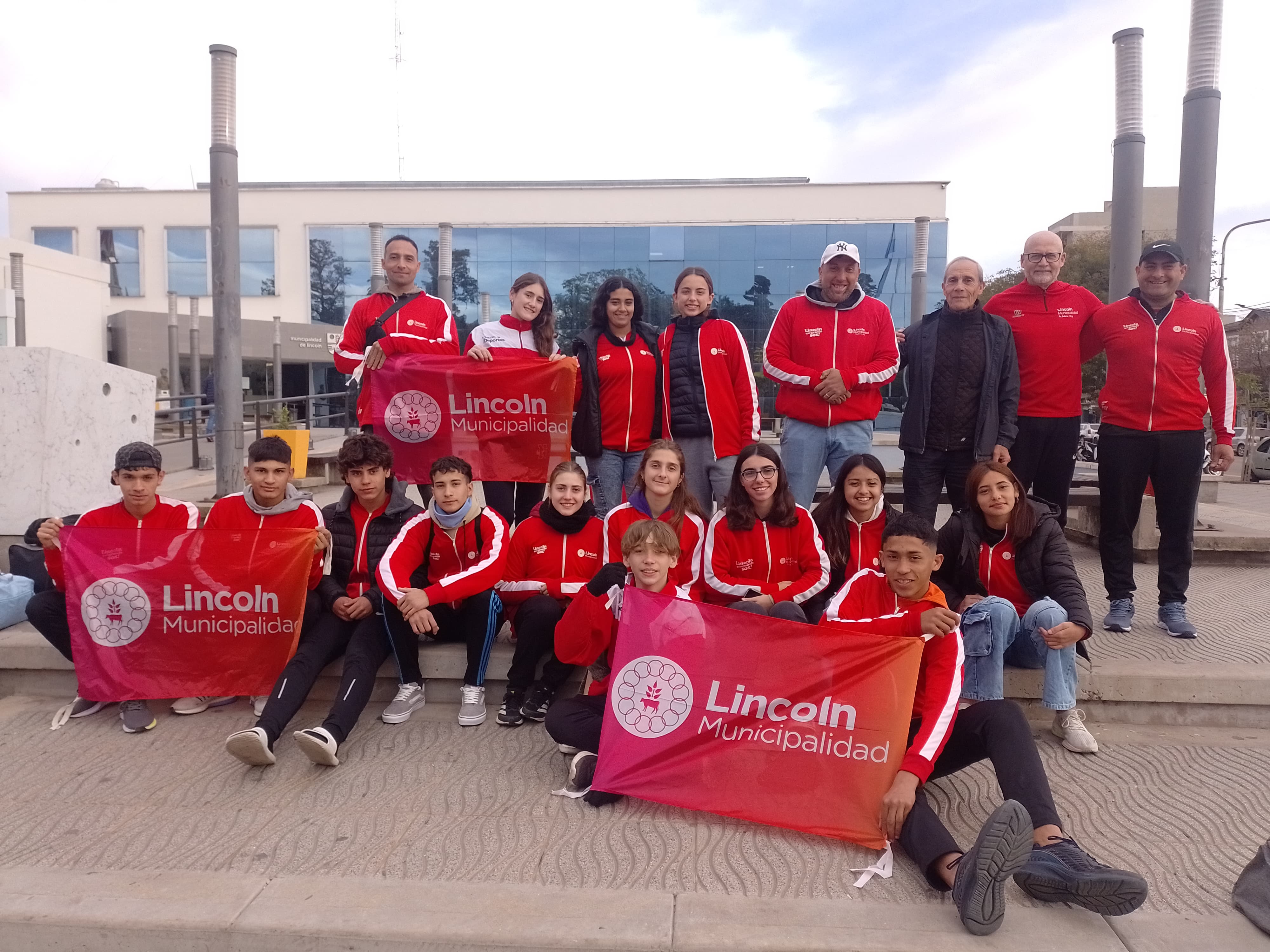 Jóvenes del distrito viajan para competir del provincial U16 y U18 de atletismo
