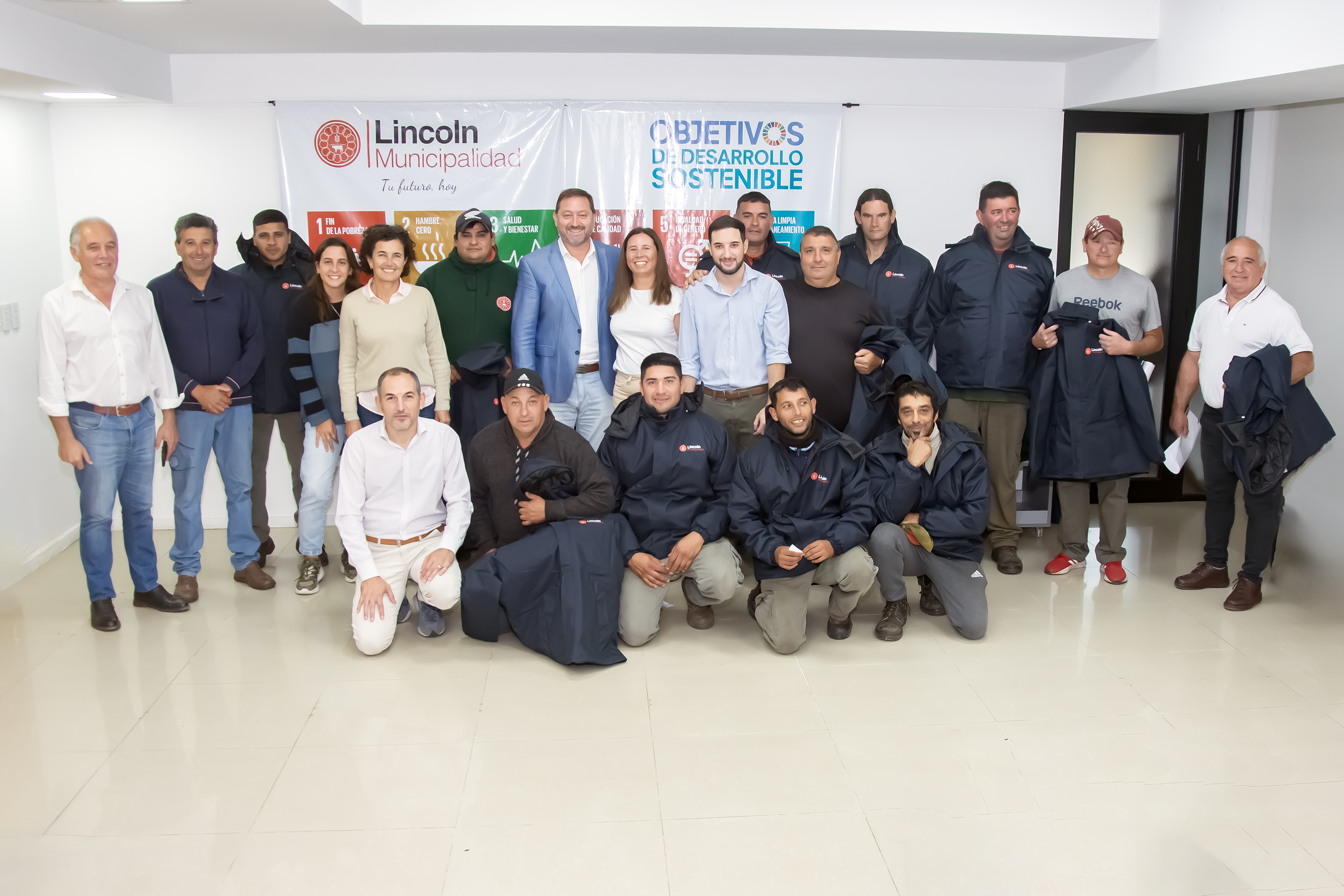 Sigue la entrega de indumentaria a empleados de distintas áreas del municipio