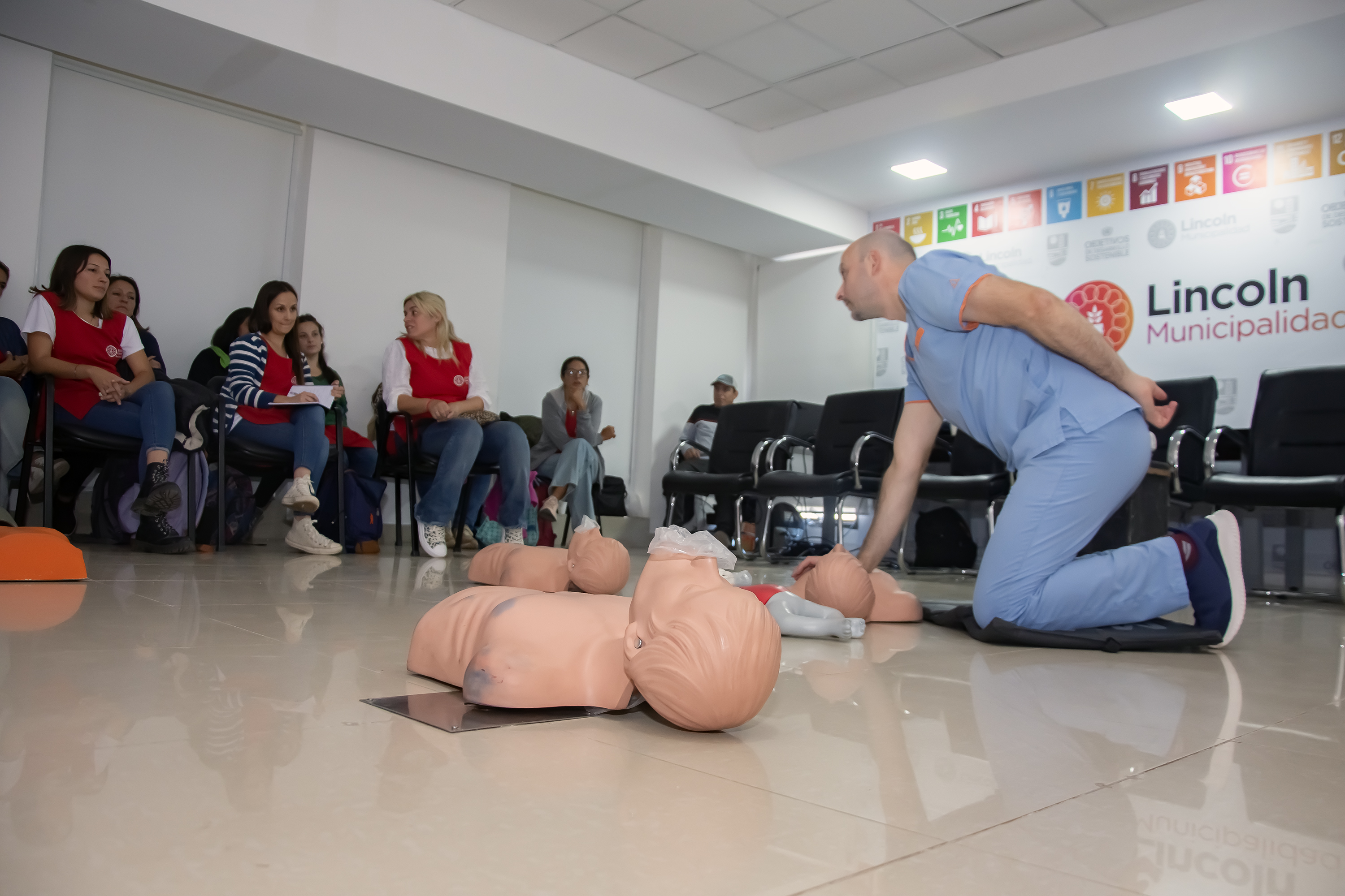 Capacitación en RCP y primeros auxilios dirigida a integrantes la Secretaría de Salud