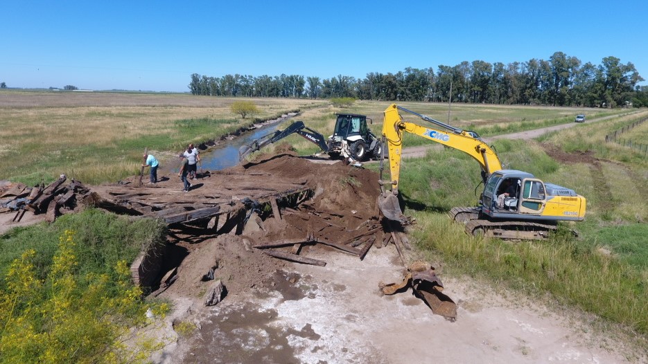A la altura de la estancia “San Martín”, se trabaja para reparar el viejo puente