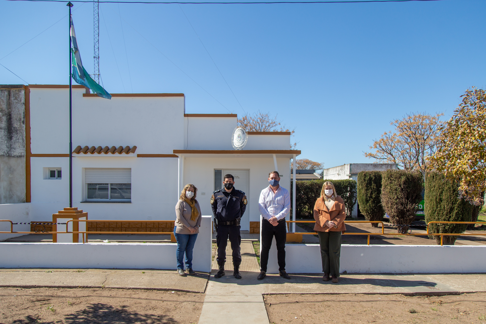 Serenal recorrió la obra en el Destacamento Policial y entregó subsidio al Club Independiente